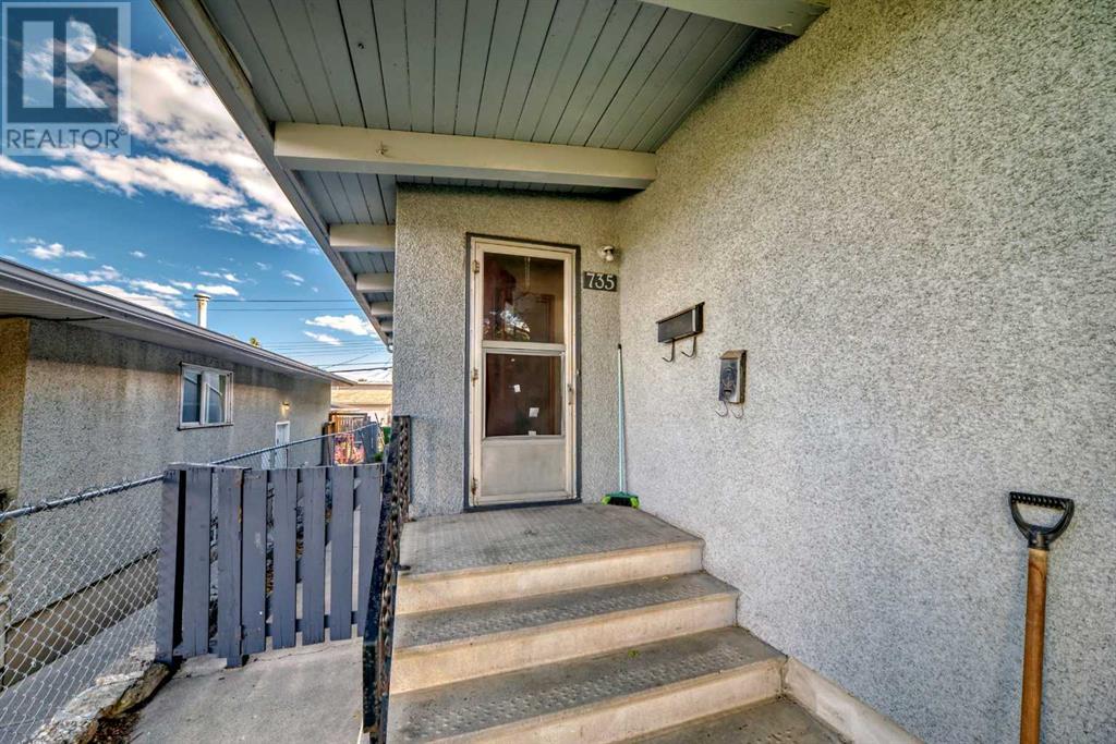 735 67 Avenue Sw, Calgary, Alberta  T2V 0M4 - Photo 2 - A2147977