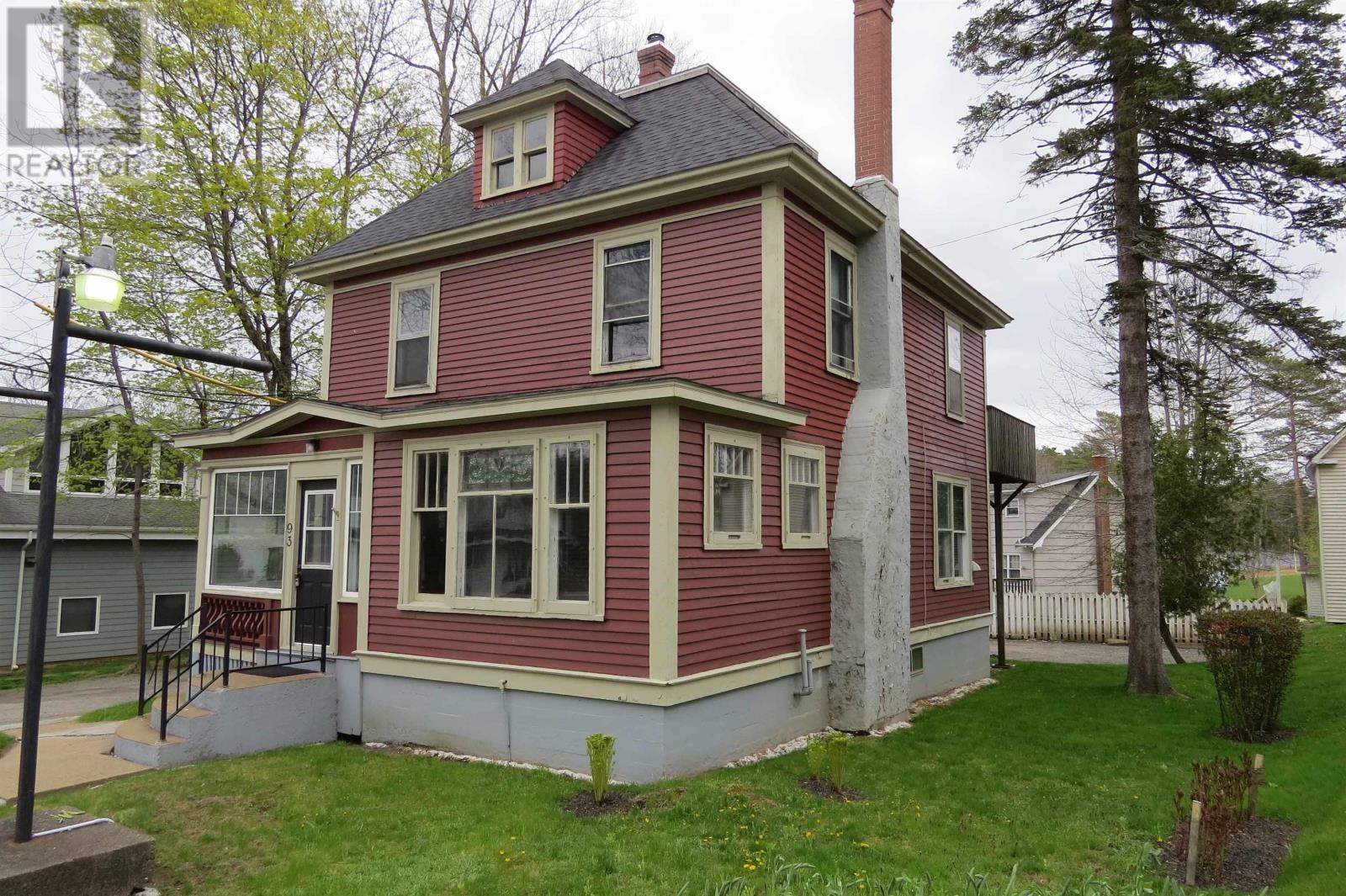 93 Dufferin Street, Bridgewater, Nova Scotia  B4V 2G4 - Photo 1 - 202410645