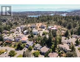 1275 Knockan Dr Strawberry Vale, Saanich, Ca