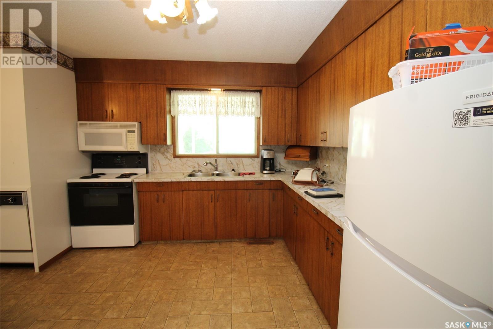 496 3rd Avenue E, Shaunavon, Saskatchewan  S0N 2M0 - Photo 3 - SK976344