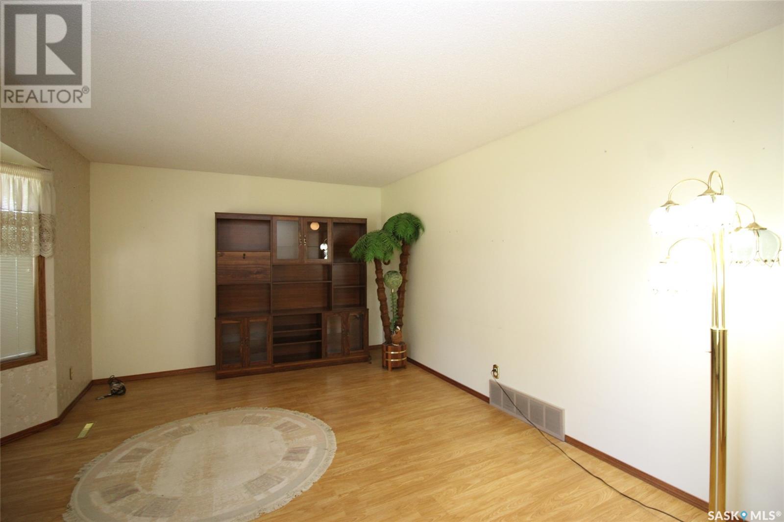 496 3rd Avenue E, Shaunavon, Saskatchewan  S0N 2M0 - Photo 8 - SK976344