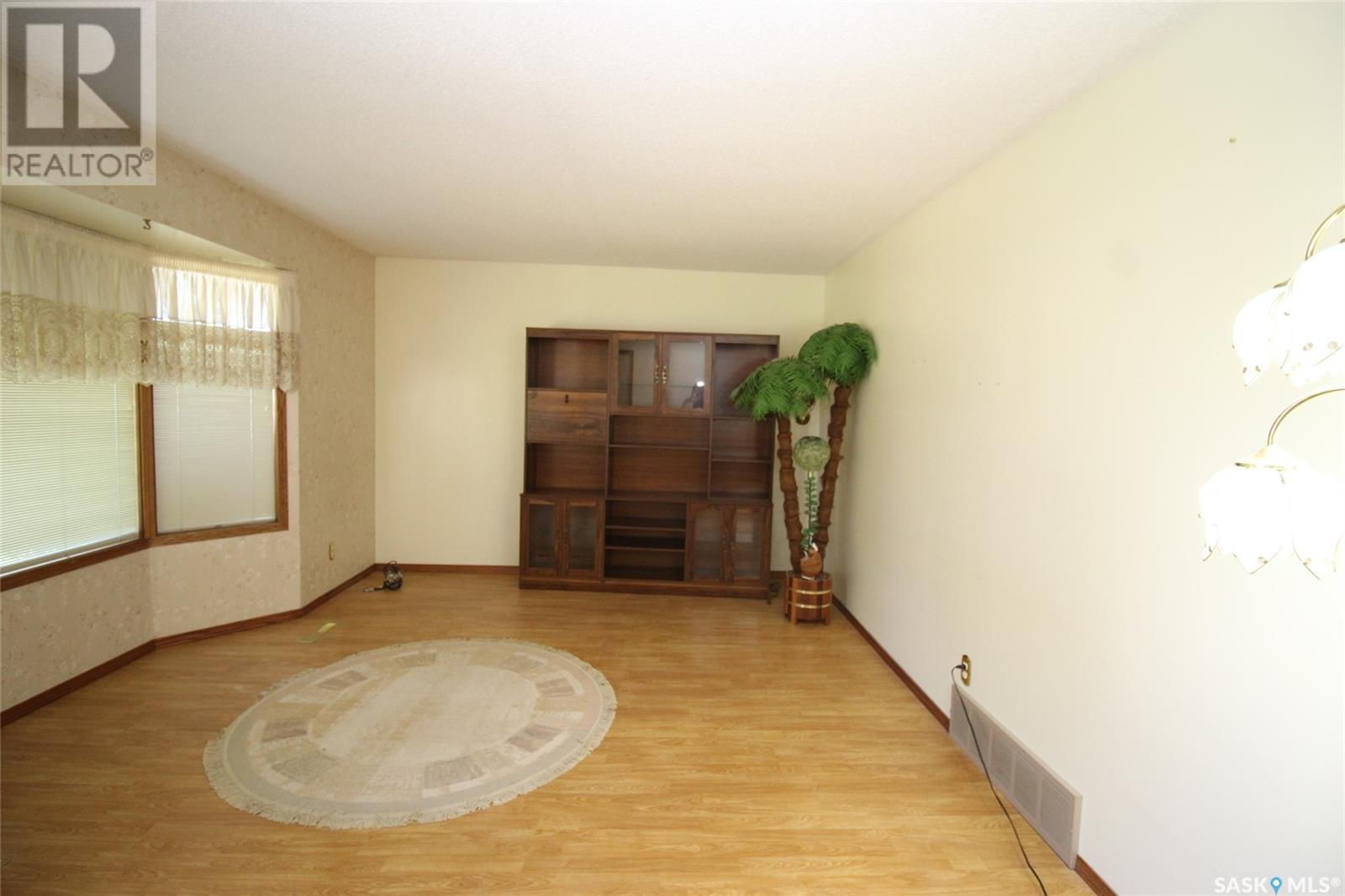 496 3rd Avenue E, Shaunavon, Saskatchewan  S0N 2M0 - Photo 9 - SK976344