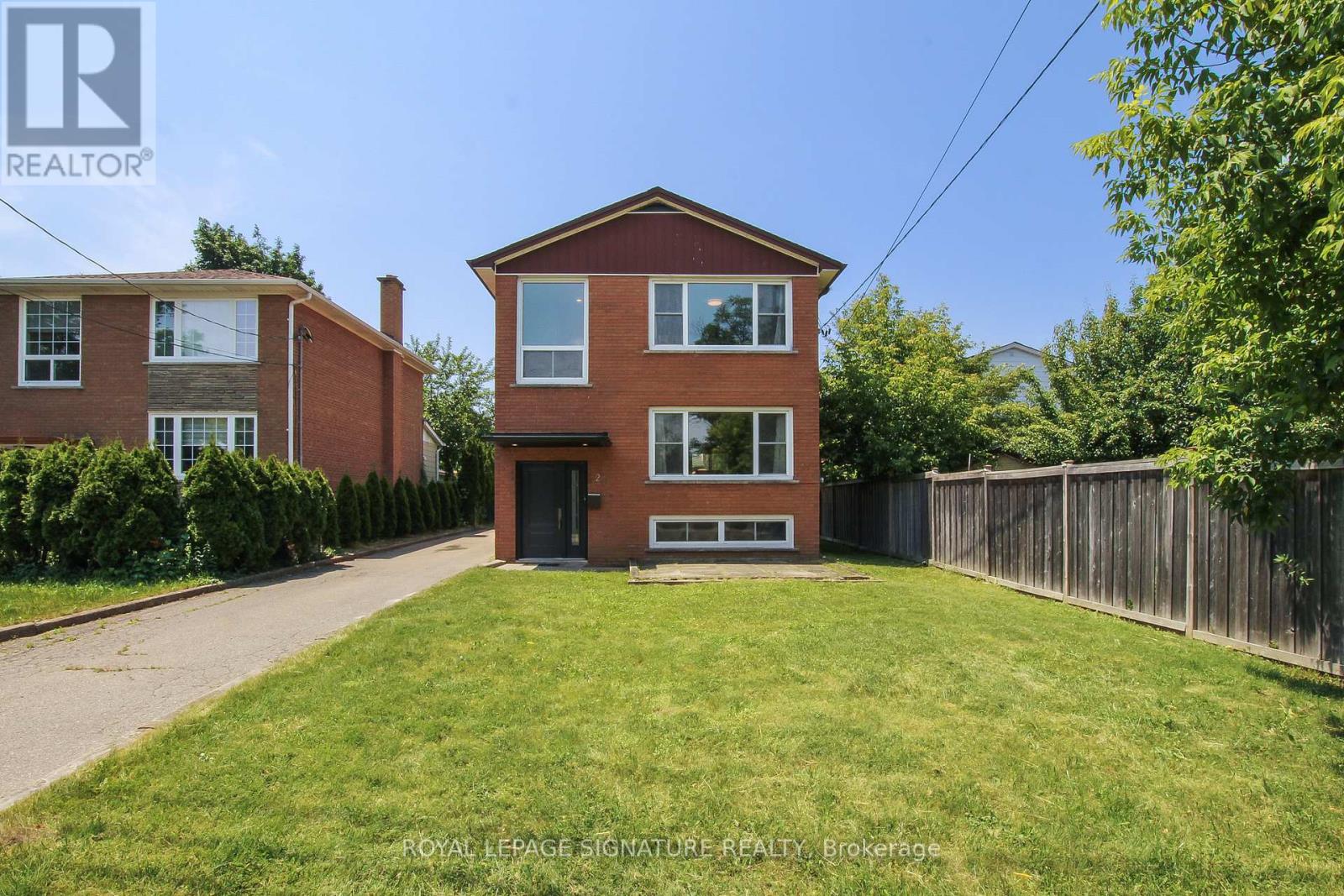 28 Highbury Road, Toronto (Humberlea-Pelmo Park), Ontario  M9M 2J7 - Photo 2 - W8477062