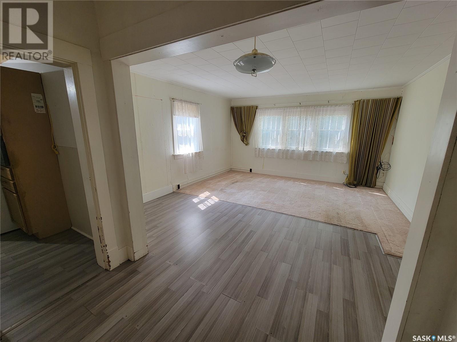 202 Irvine Street, Cut Knife, Saskatchewan  S0M 0N0 - Photo 6 - SK976349