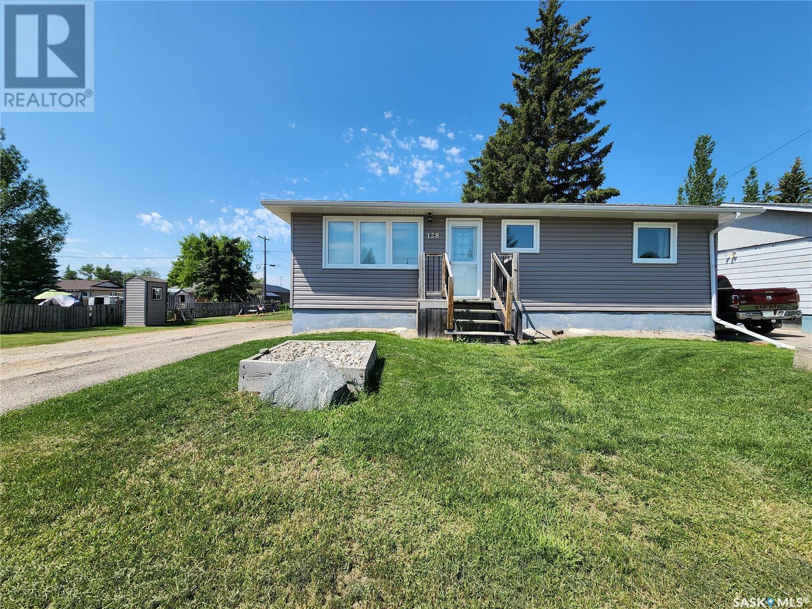 128 1st Avenue E, Montmartre, Saskatchewan  S0G 3M0 - Photo 1 - SK976557