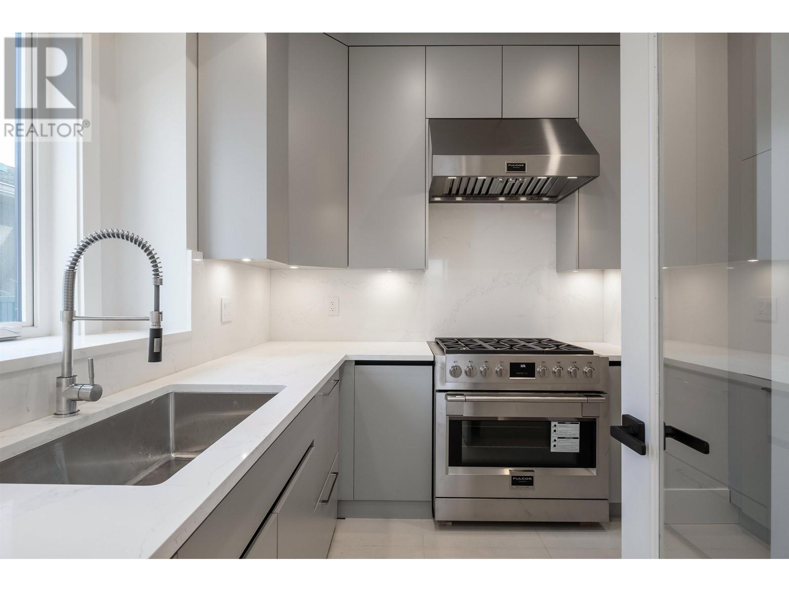 Listing Picture 14 of 37 : 4735 SHEPHERD STREET, Burnaby / 本拿比 - 魯藝地產 Yvonne Lu Group - MLS Medallion Club Member