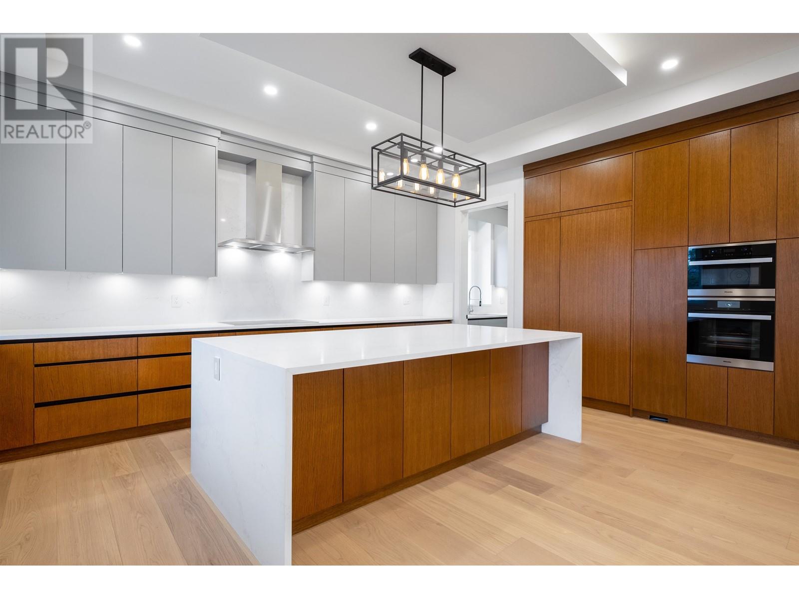 Listing Picture 8 of 37 : 4735 SHEPHERD STREET, Burnaby / 本拿比 - 魯藝地產 Yvonne Lu Group - MLS Medallion Club Member