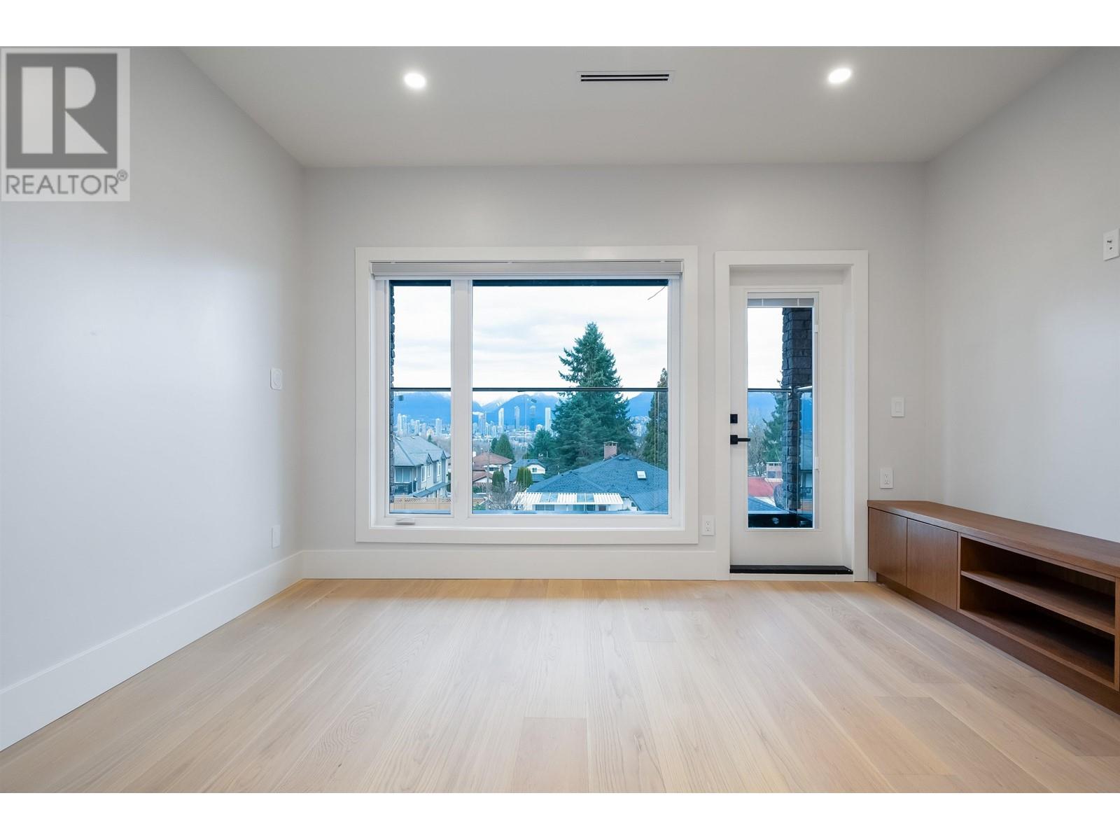 Listing Picture 21 of 37 : 4735 SHEPHERD STREET, Burnaby / 本拿比 - 魯藝地產 Yvonne Lu Group - MLS Medallion Club Member