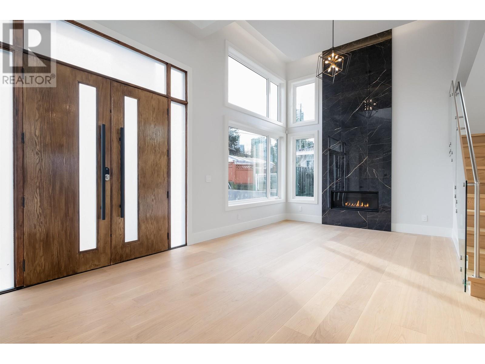 Listing Picture 3 of 37 : 4735 SHEPHERD STREET, Burnaby / 本拿比 - 魯藝地產 Yvonne Lu Group - MLS Medallion Club Member