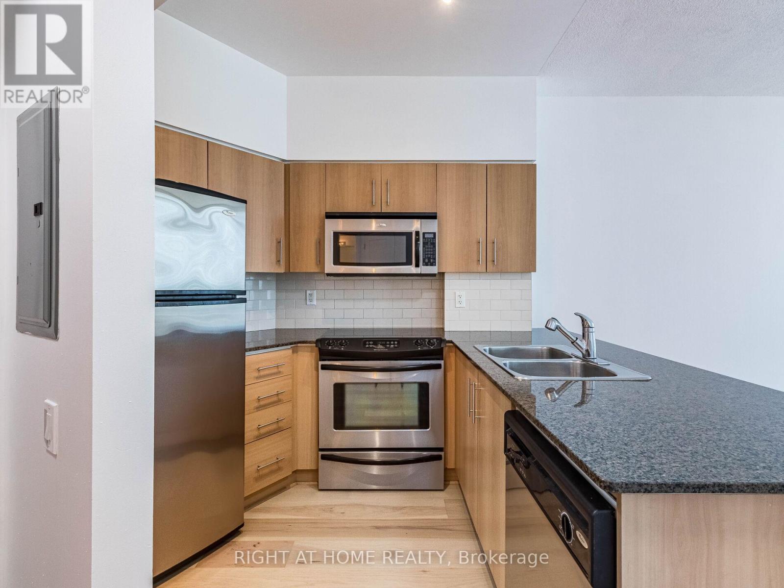 1212 - 15 Windermere Avenue, Toronto, Ontario  M6S 5A2 - Photo 6 - W9038737