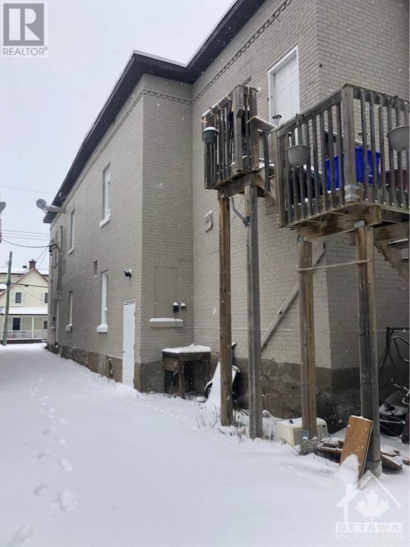 390 Miller Street, Pembroke, Ontario  K8A 5Z1 - Photo 3 - 1402525