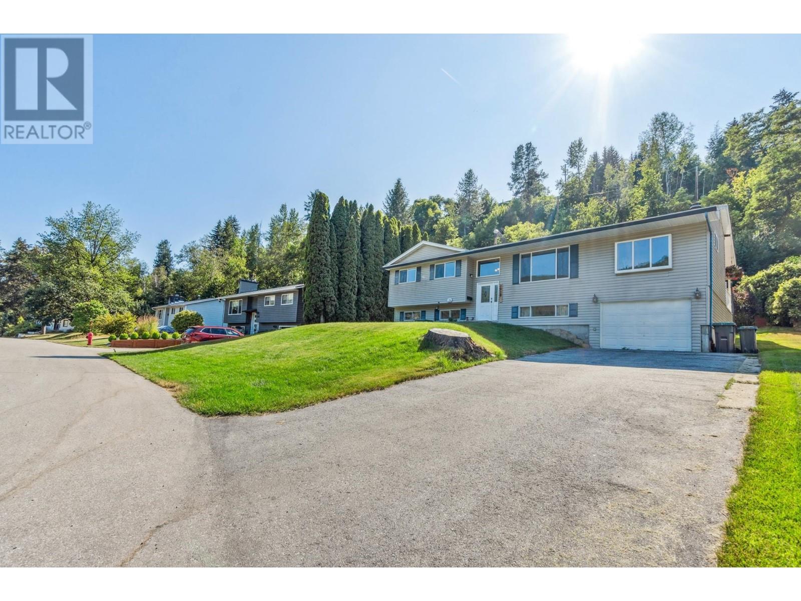 2828 DUMONT CRESCENT Castlegar