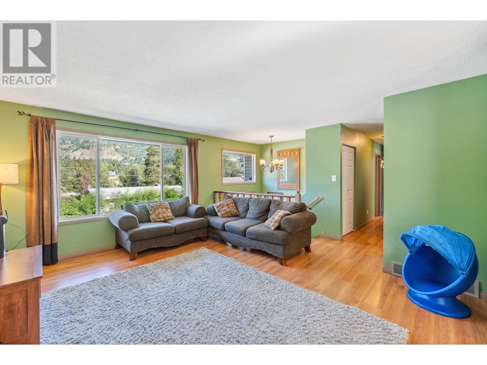 2828 DUMONT CRESCENT Castlegar