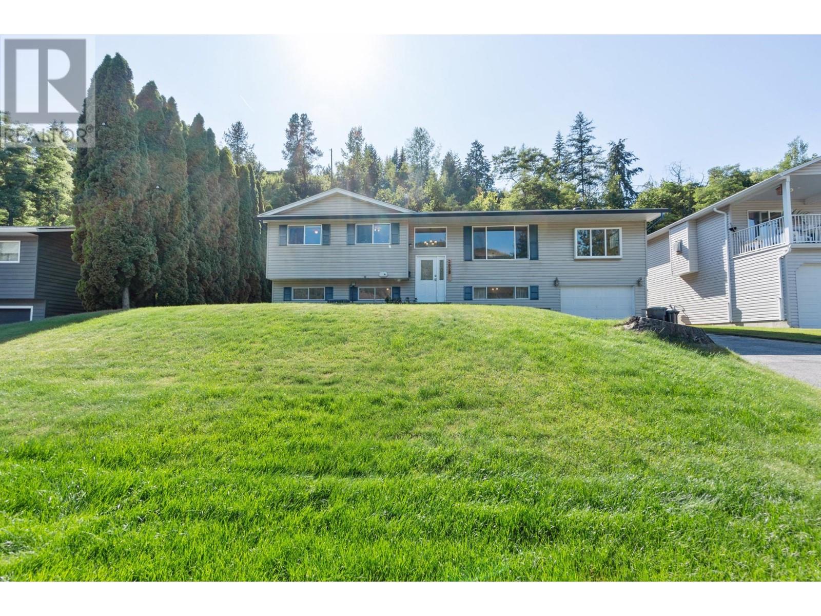 2828 DUMONT CRESCENT Castlegar