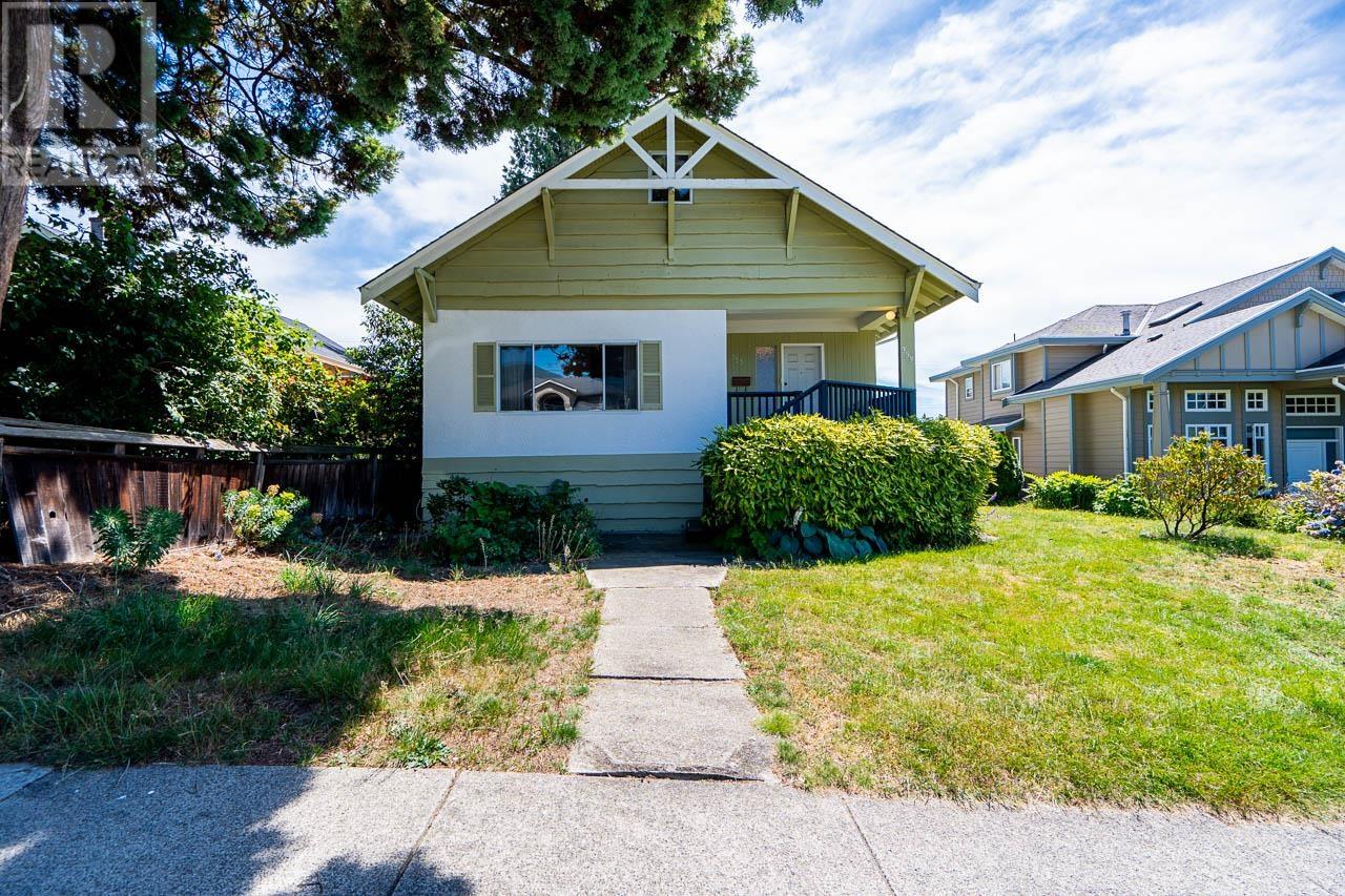 353 W 16th Street, North Vancouver, British Columbia  V7M 1T9 - Photo 1 - R2906557