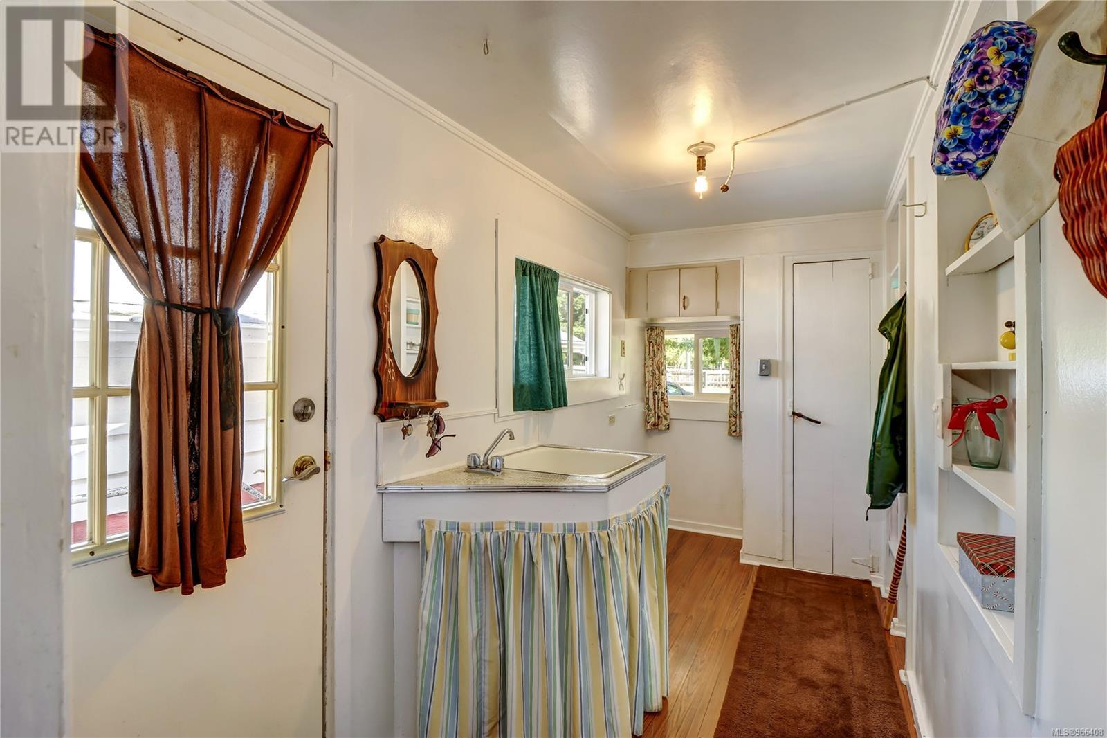 Property at 84 Hilliers Rd N image 4