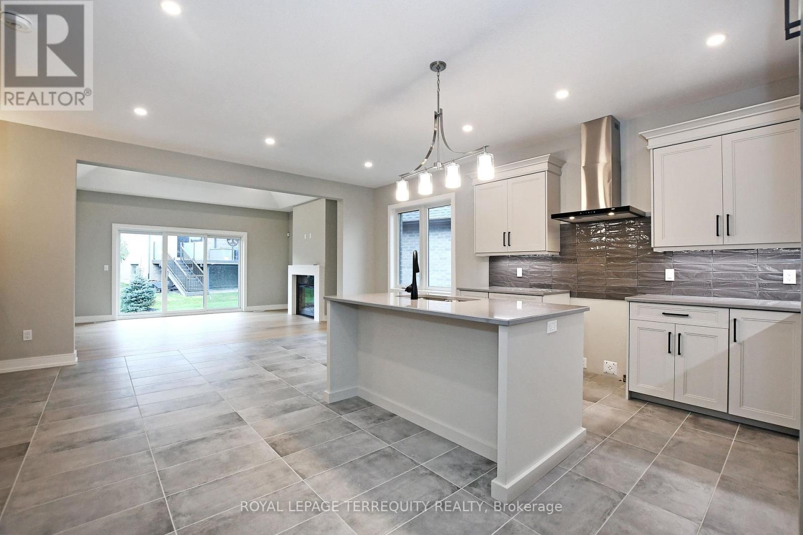 Property at 566 OLD COURSE TRAIL image 3