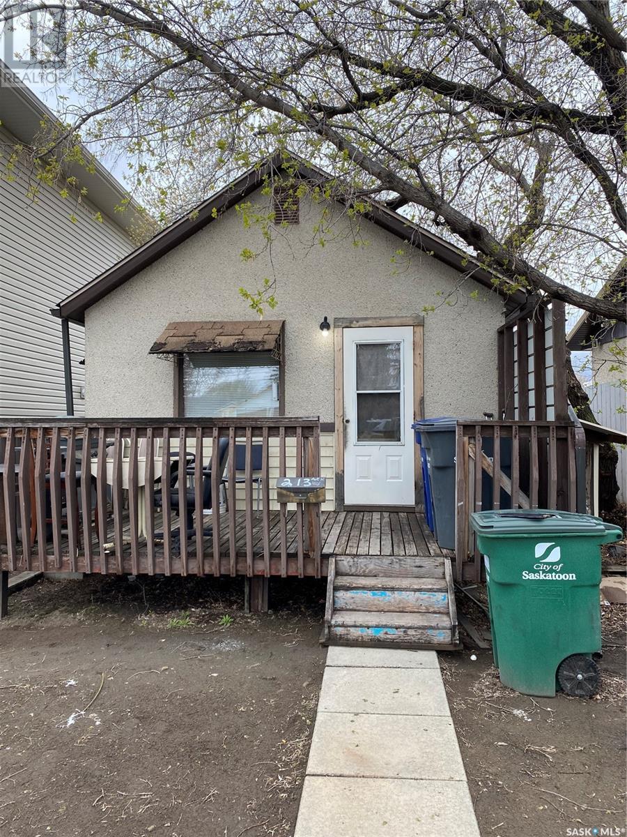 213 N Avenue N, Saskatoon, Saskatchewan  S7L 2T2 - Photo 1 - SK977121