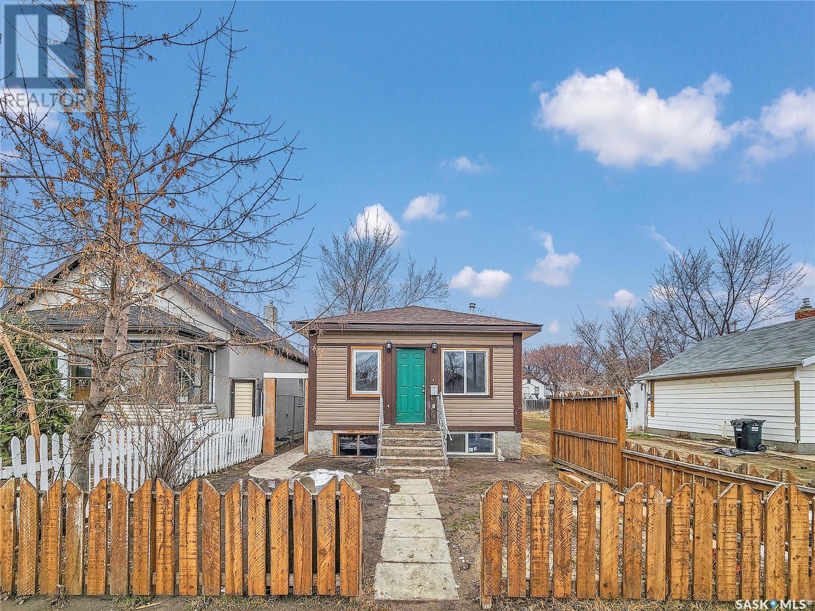 131 M Avenue S, Saskatoon, Saskatchewan  S7M 2K1 - Photo 1 - SK977117