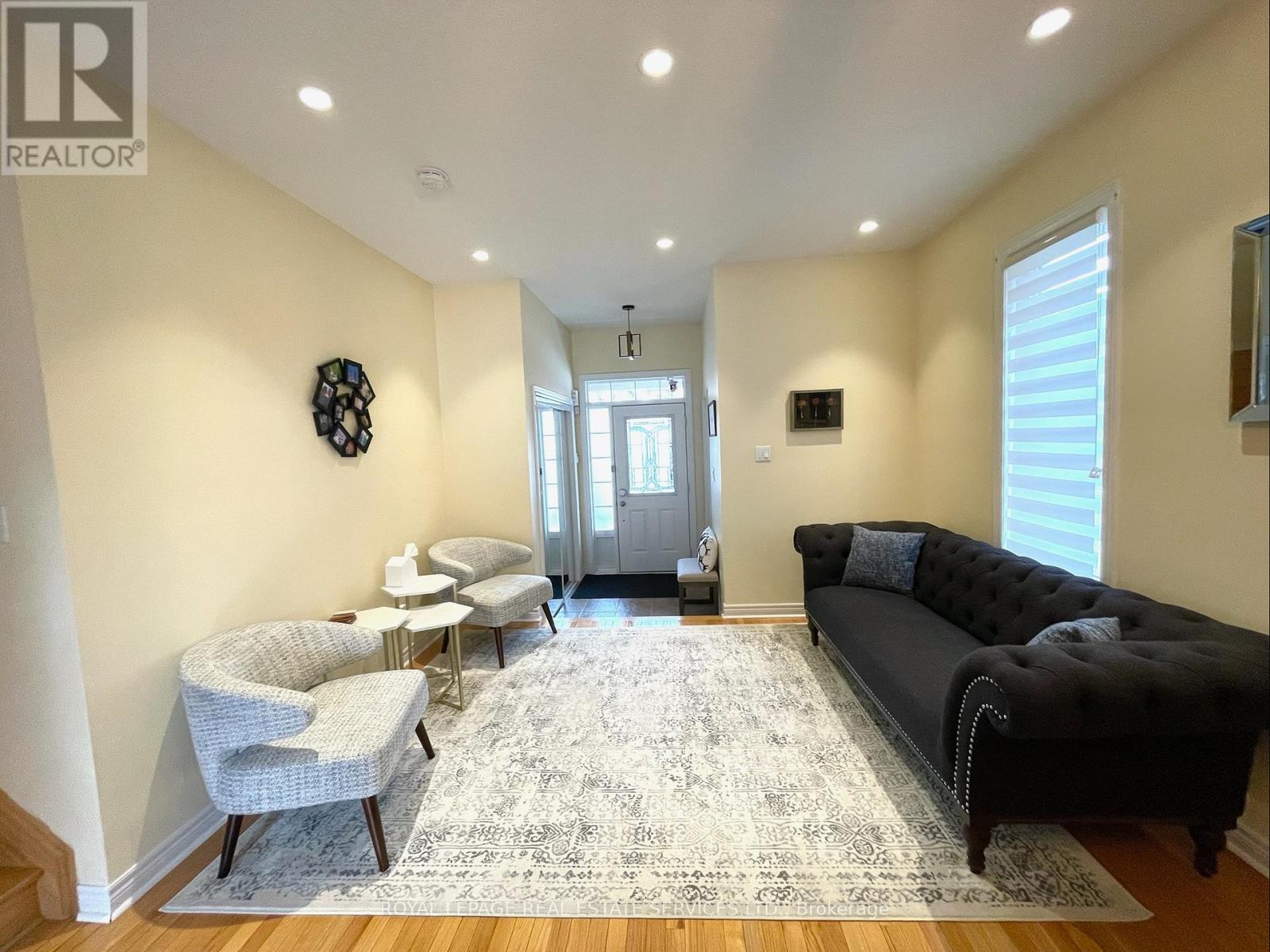 24 Accent Circle, Brampton (Northwest Sandalwood Parkway), Ontario  L7A 0L2 - Photo 4 - W9014835