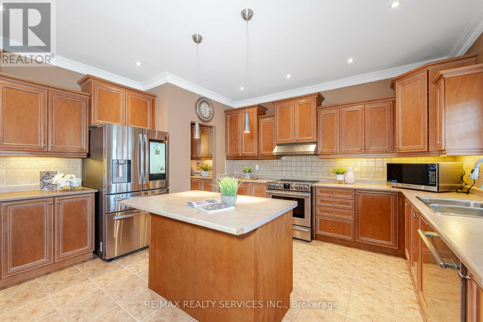 21 Crown Drive, Brampton (Vales Of Castlemore), Ontario  L6P 2G5 - Photo 13 - W9046919