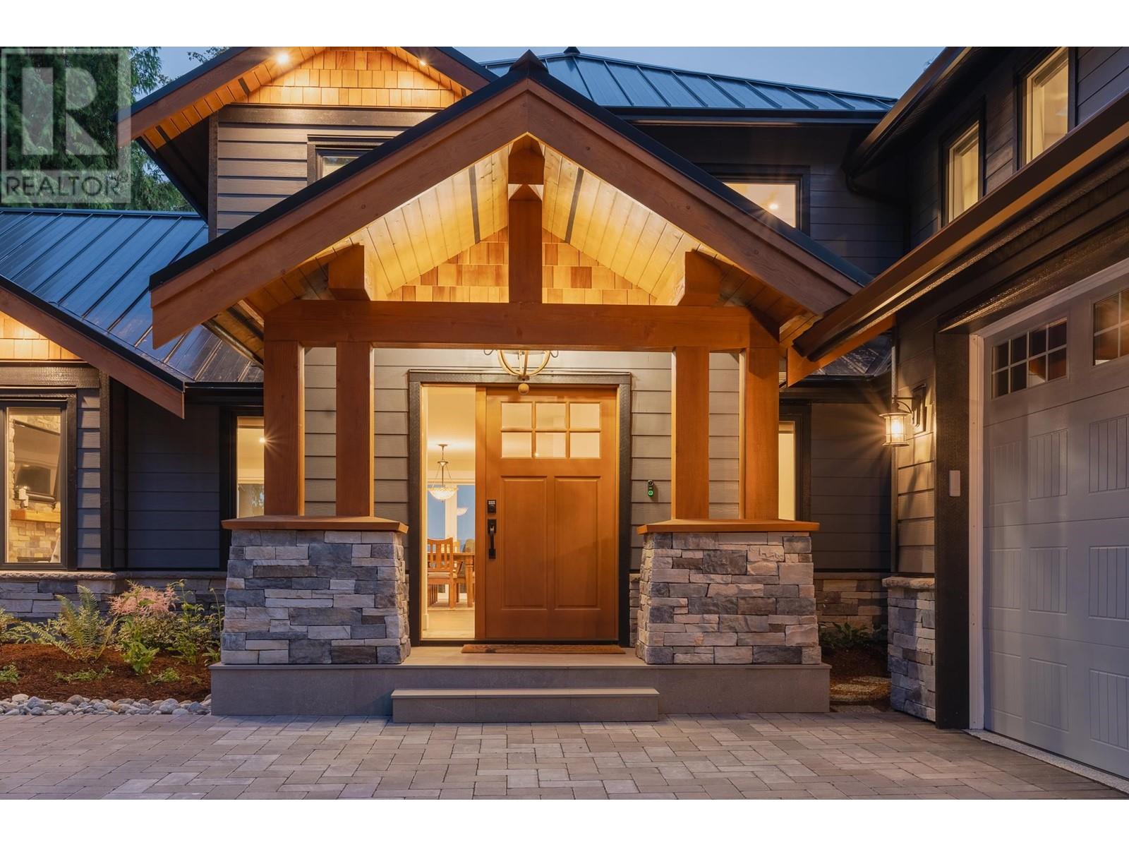 7891-7893 Redrooffs Road, Halfmoon Bay, British Columbia  V7Z 1A4 - Photo 2 - R2907562