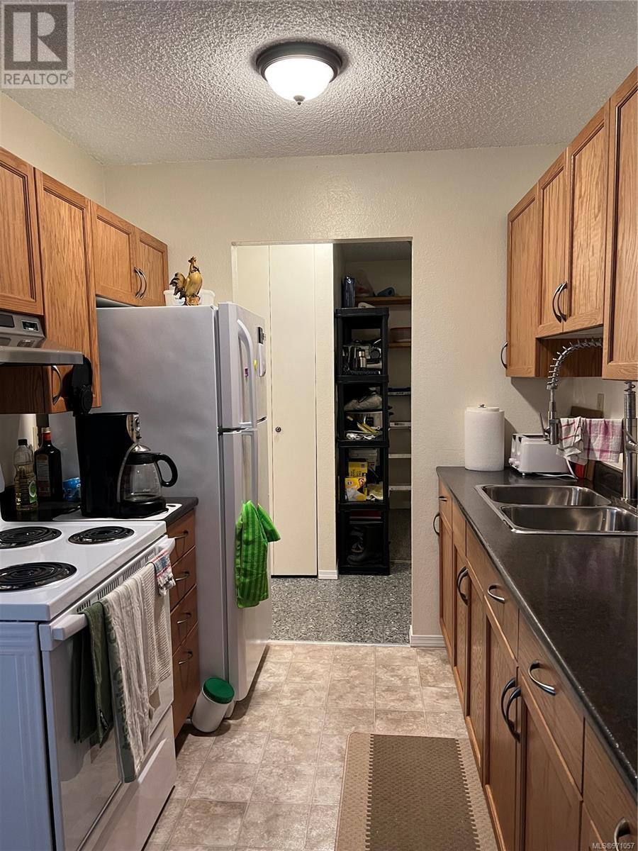 Property at 202 651 Maquinna Dr N image 3