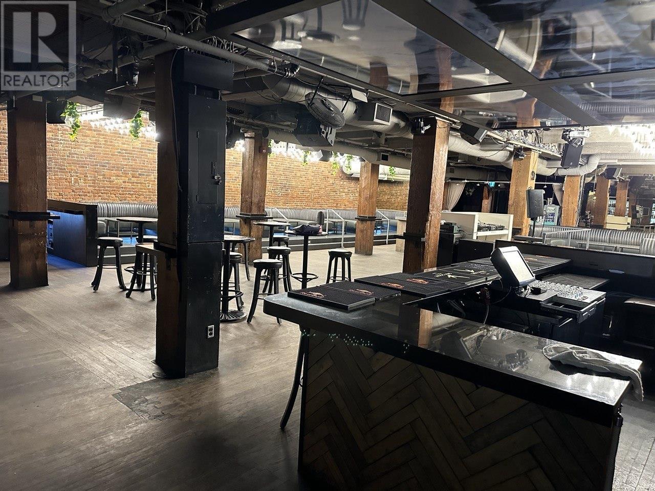 Listing Picture 6 of 28 : 1222 HAMILTON STREET, Vancouver / 溫哥華 - 魯藝地產 Yvonne Lu Group - MLS Medallion Club Member