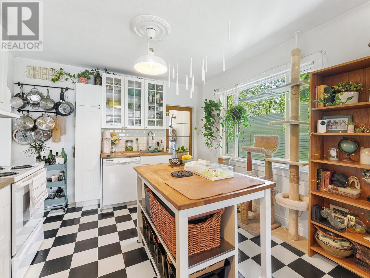 Listing Picture 5 of 21 : 1625 E 8TH AVENUE, Vancouver / 溫哥華 - 魯藝地產 Yvonne Lu Group - MLS Medallion Club Member