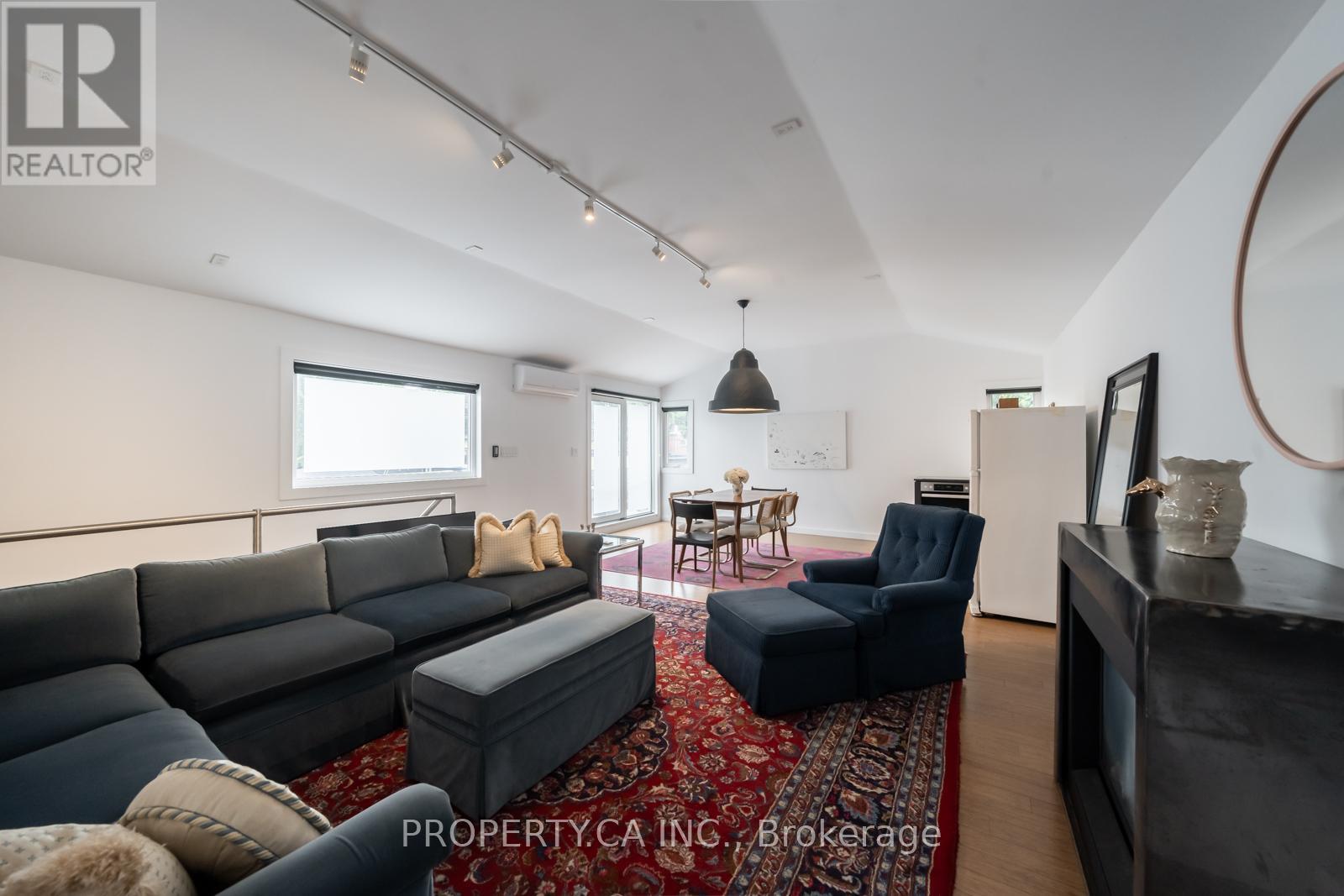 Coach - 878 Palmerston Avenue, Toronto, Ontario  M6G 2S2 - Photo 2 - C8433668