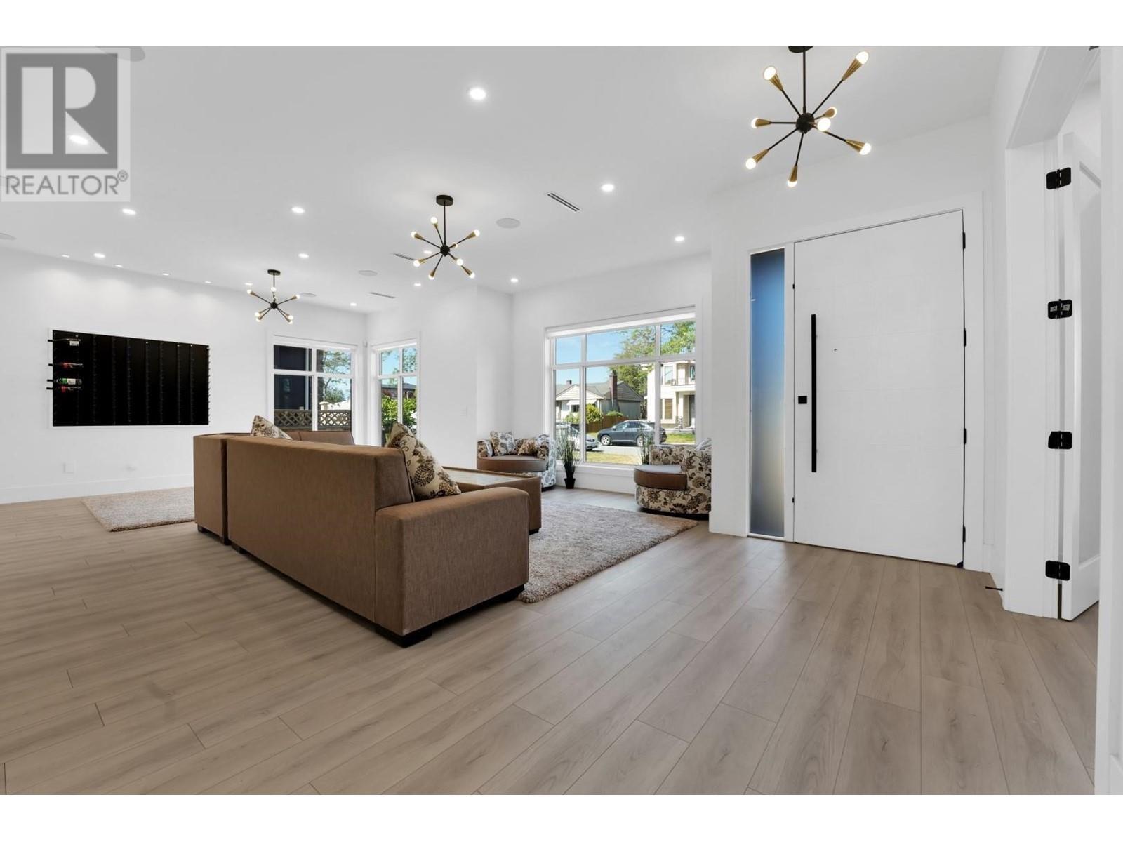 Listing Picture 10 of 40 : 6807 STRATHMORE AVENUE, Burnaby / 本拿比 - 魯藝地產 Yvonne Lu Group - MLS Medallion Club Member