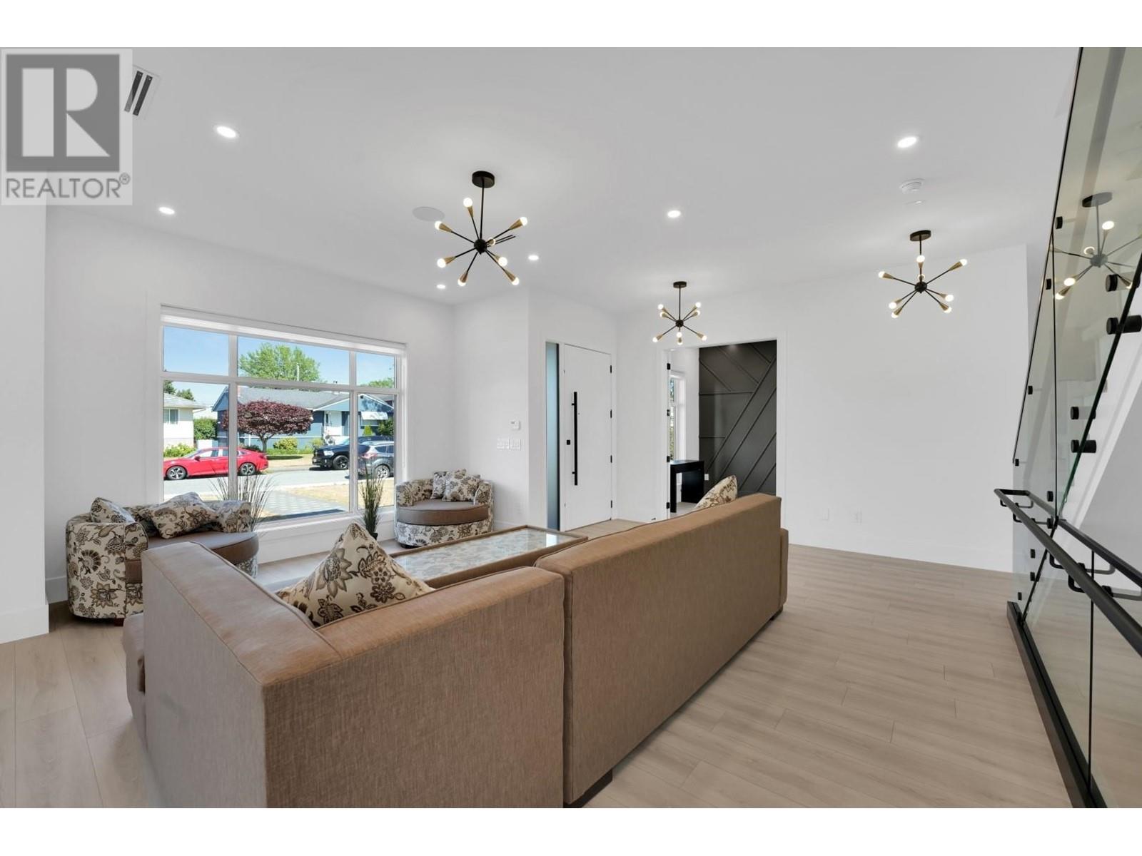 Listing Picture 11 of 40 : 6807 STRATHMORE AVENUE, Burnaby / 本拿比 - 魯藝地產 Yvonne Lu Group - MLS Medallion Club Member