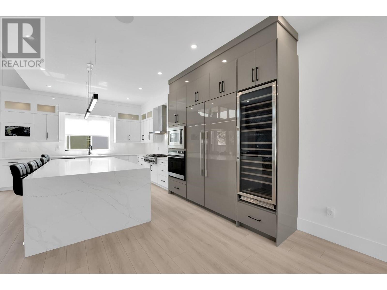 Listing Picture 13 of 40 : 6807 STRATHMORE AVENUE, Burnaby / 本拿比 - 魯藝地產 Yvonne Lu Group - MLS Medallion Club Member