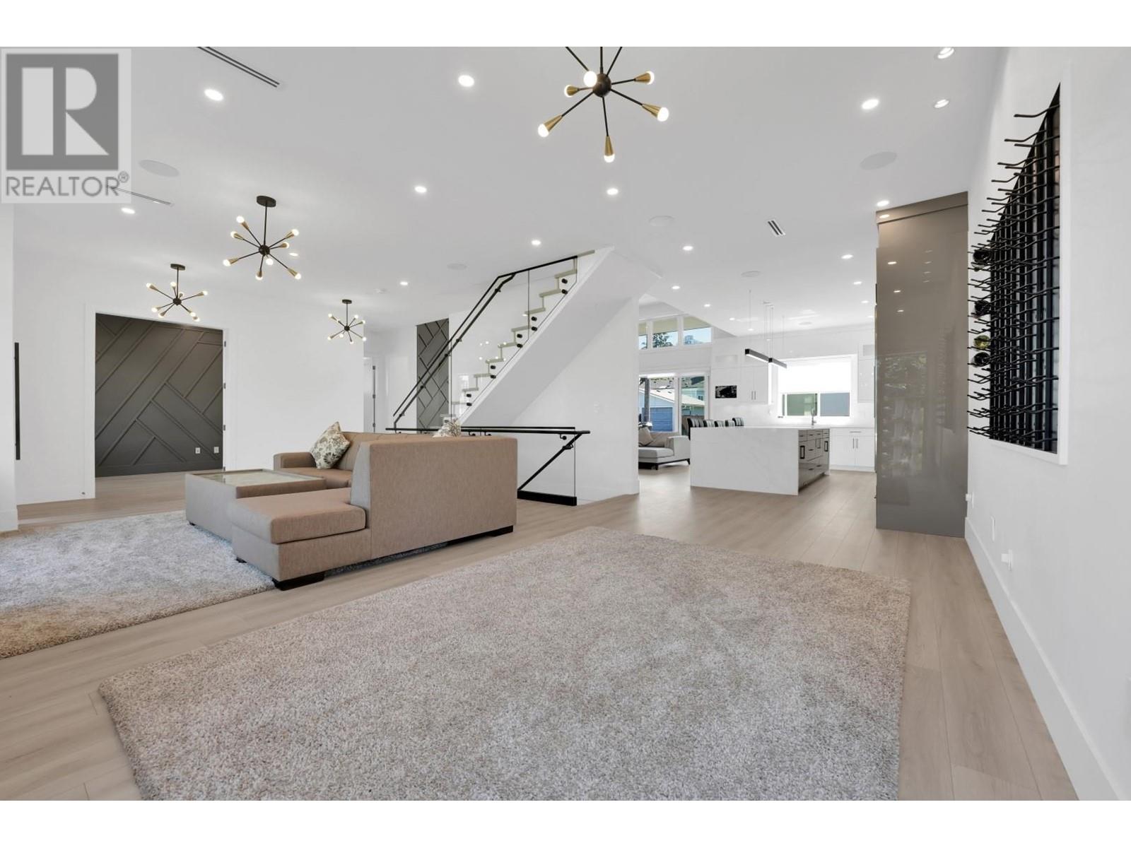 Listing Picture 15 of 40 : 6807 STRATHMORE AVENUE, Burnaby / 本拿比 - 魯藝地產 Yvonne Lu Group - MLS Medallion Club Member