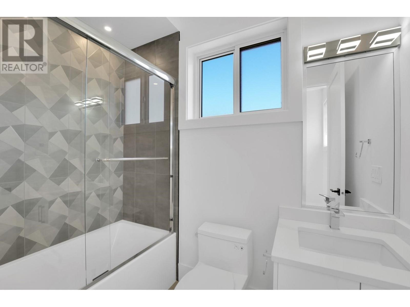 Listing Picture 30 of 40 : 6807 STRATHMORE AVENUE, Burnaby / 本拿比 - 魯藝地產 Yvonne Lu Group - MLS Medallion Club Member