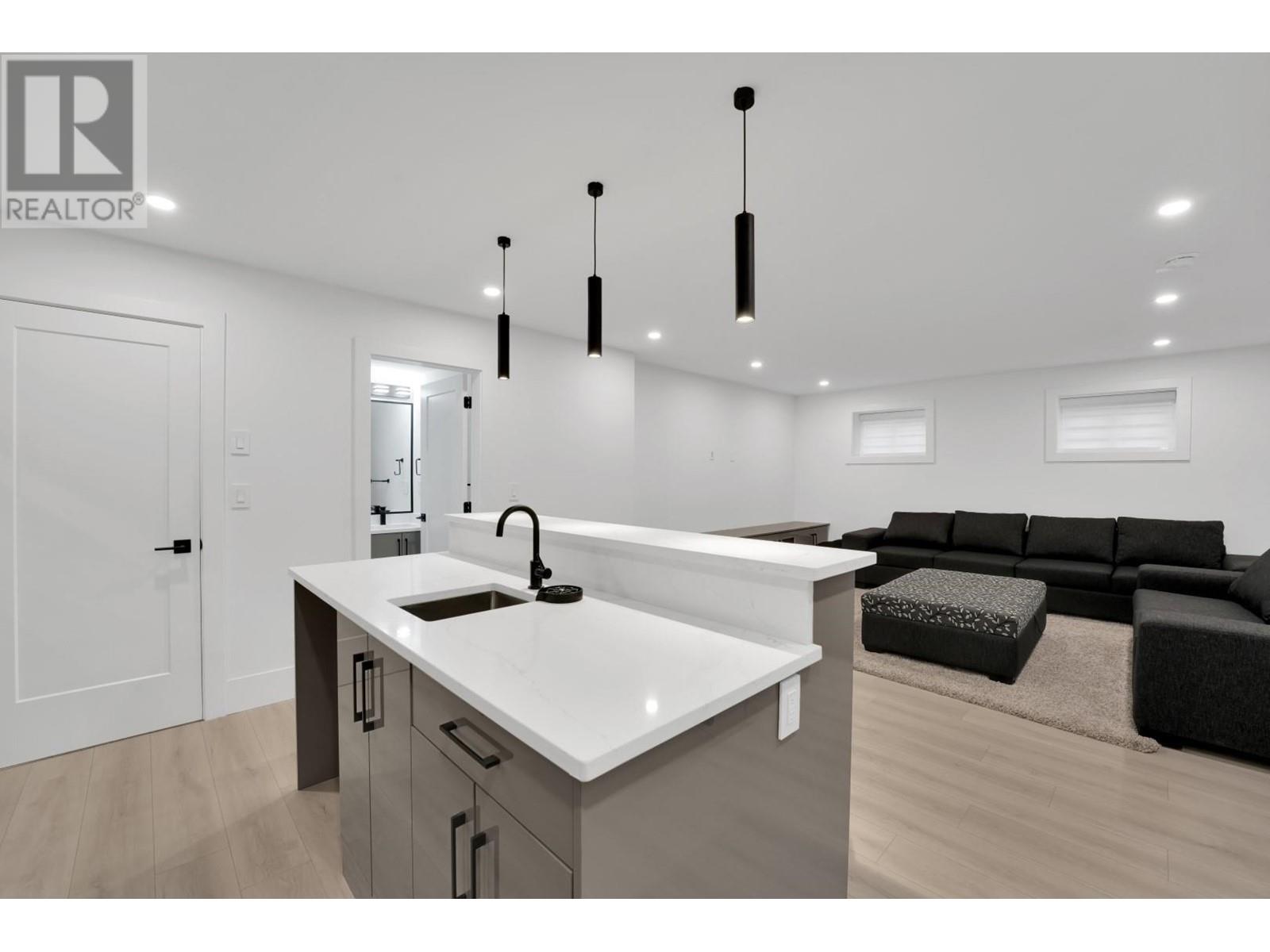 Listing Picture 38 of 40 : 6807 STRATHMORE AVENUE, Burnaby / 本拿比 - 魯藝地產 Yvonne Lu Group - MLS Medallion Club Member