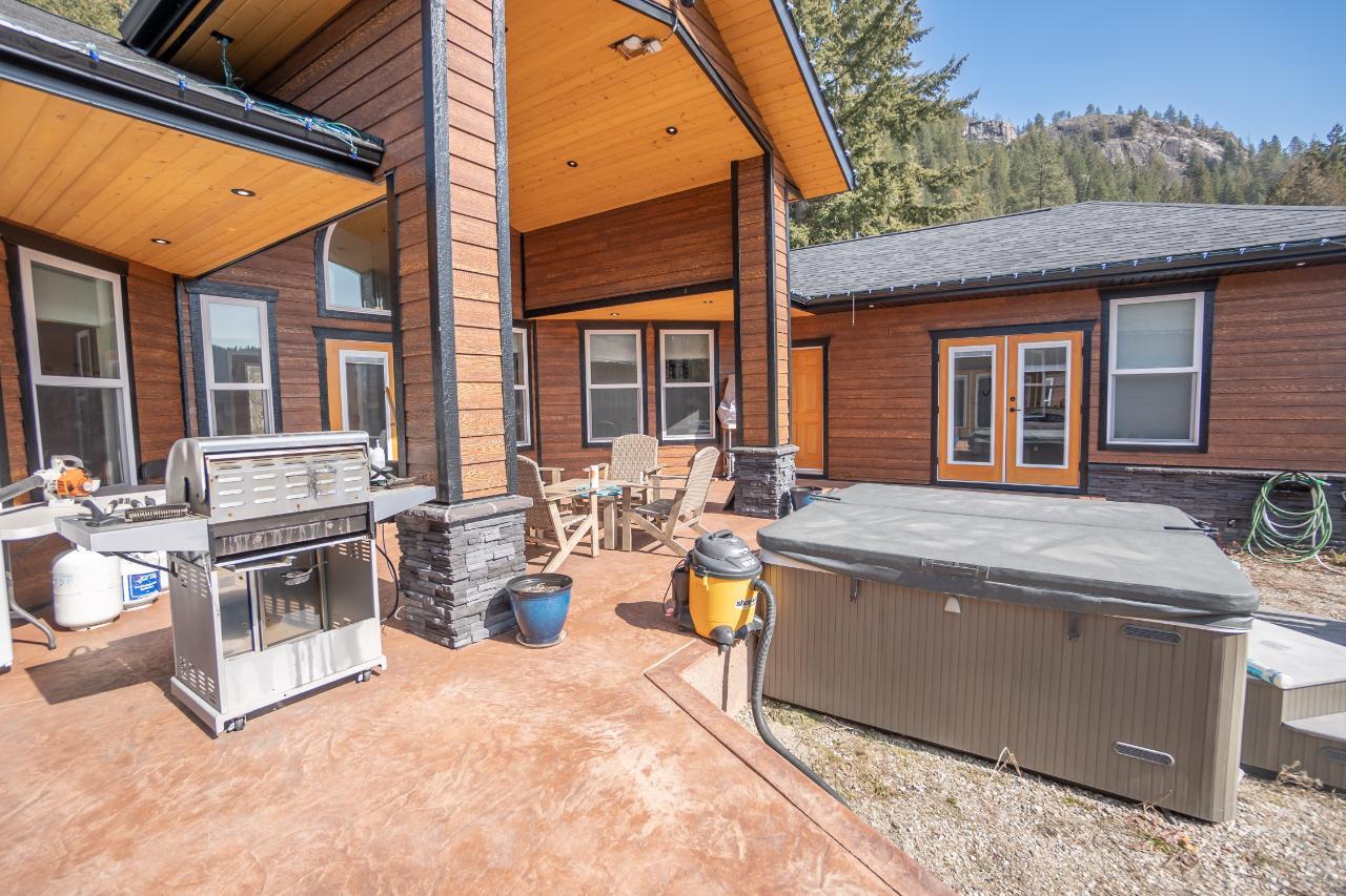 2977 Upper Levels Road, Castlegar, British Columbia  V0G 1X0 - Photo 15 - 2478585