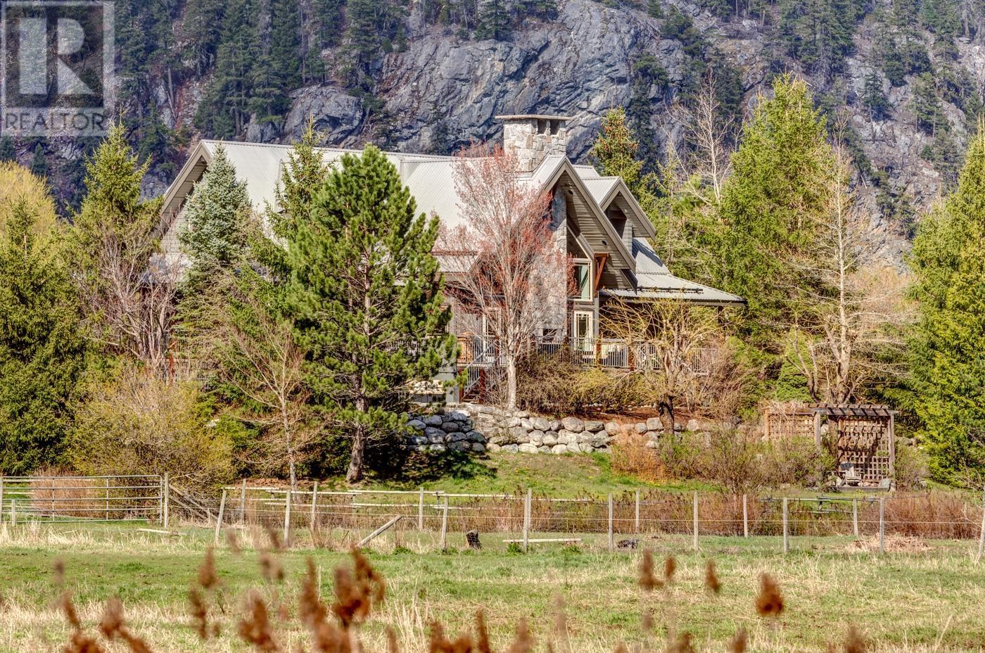 1360 Collins Road, Pemberton, British Columbia  V0N 2L0 - Photo 18 - R2873292