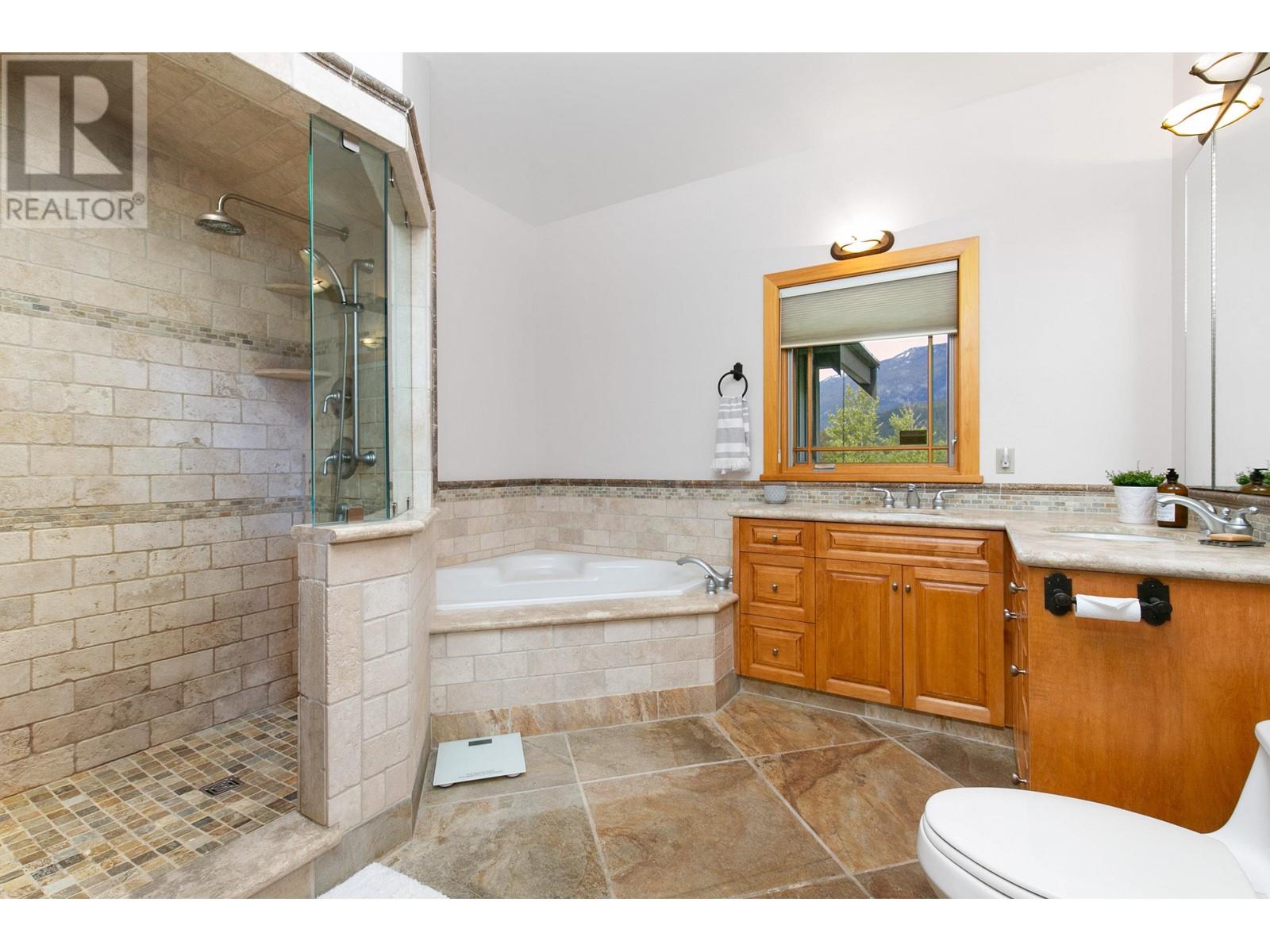 1360 Collins Road, Pemberton, British Columbia  V0N 2L0 - Photo 12 - R2873292