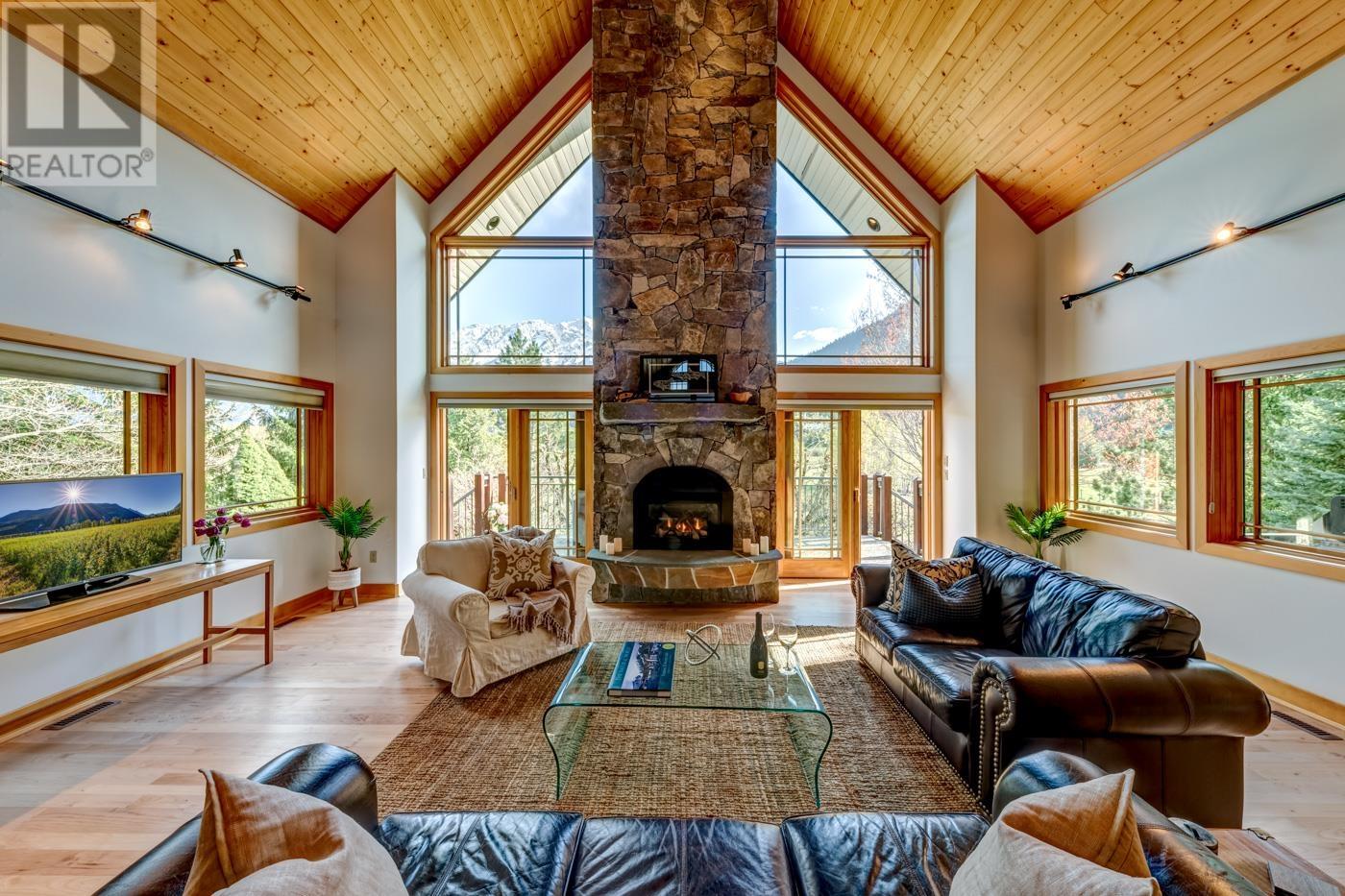 1360 Collins Road, Pemberton, British Columbia  V0N 2L0 - Photo 5 - R2873292