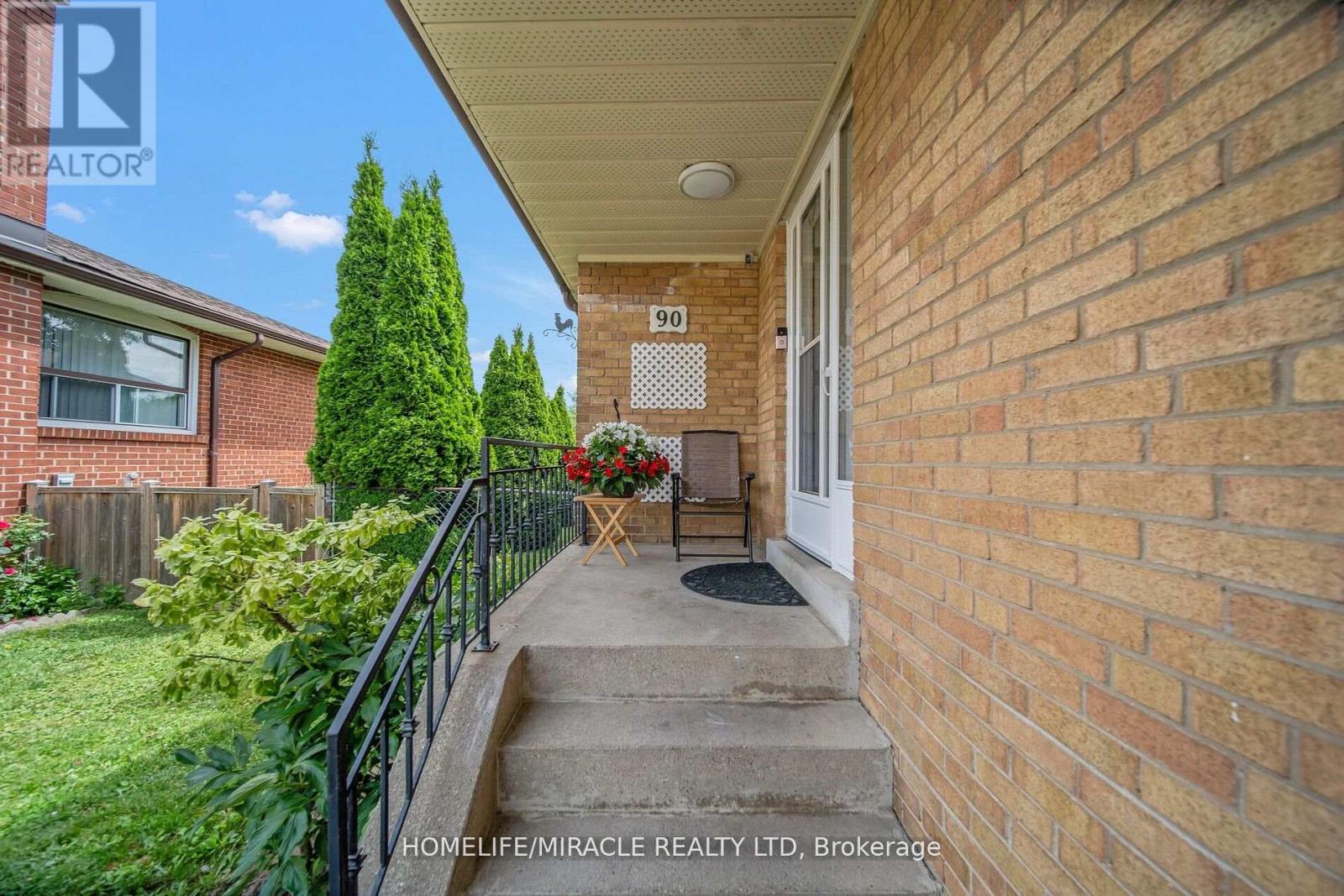 90 Deanvar Avenue, Toronto (Wexford-Maryvale), Ontario  M1R 2N3 - Photo 2 - E9051780