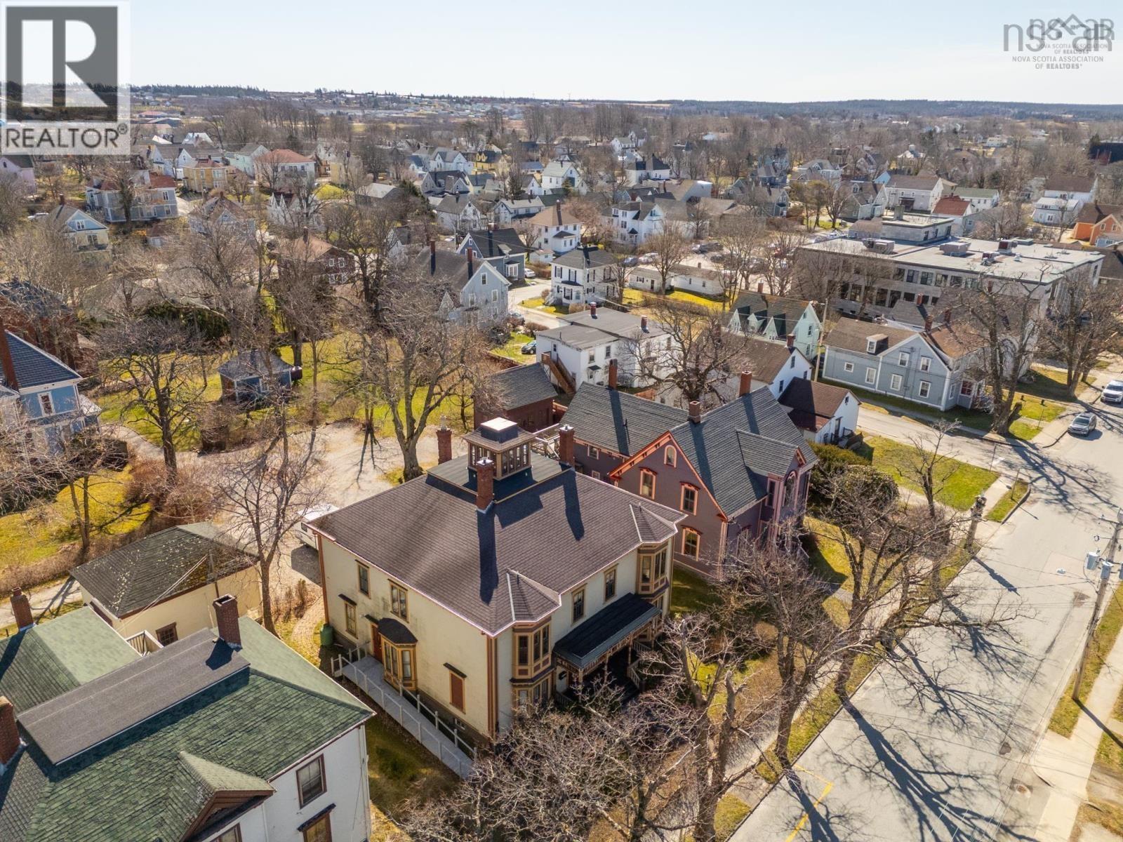 27 Willow Street, Yarmouth, Nova Scotia  B5A 1V2 - Photo 2 - 202417633