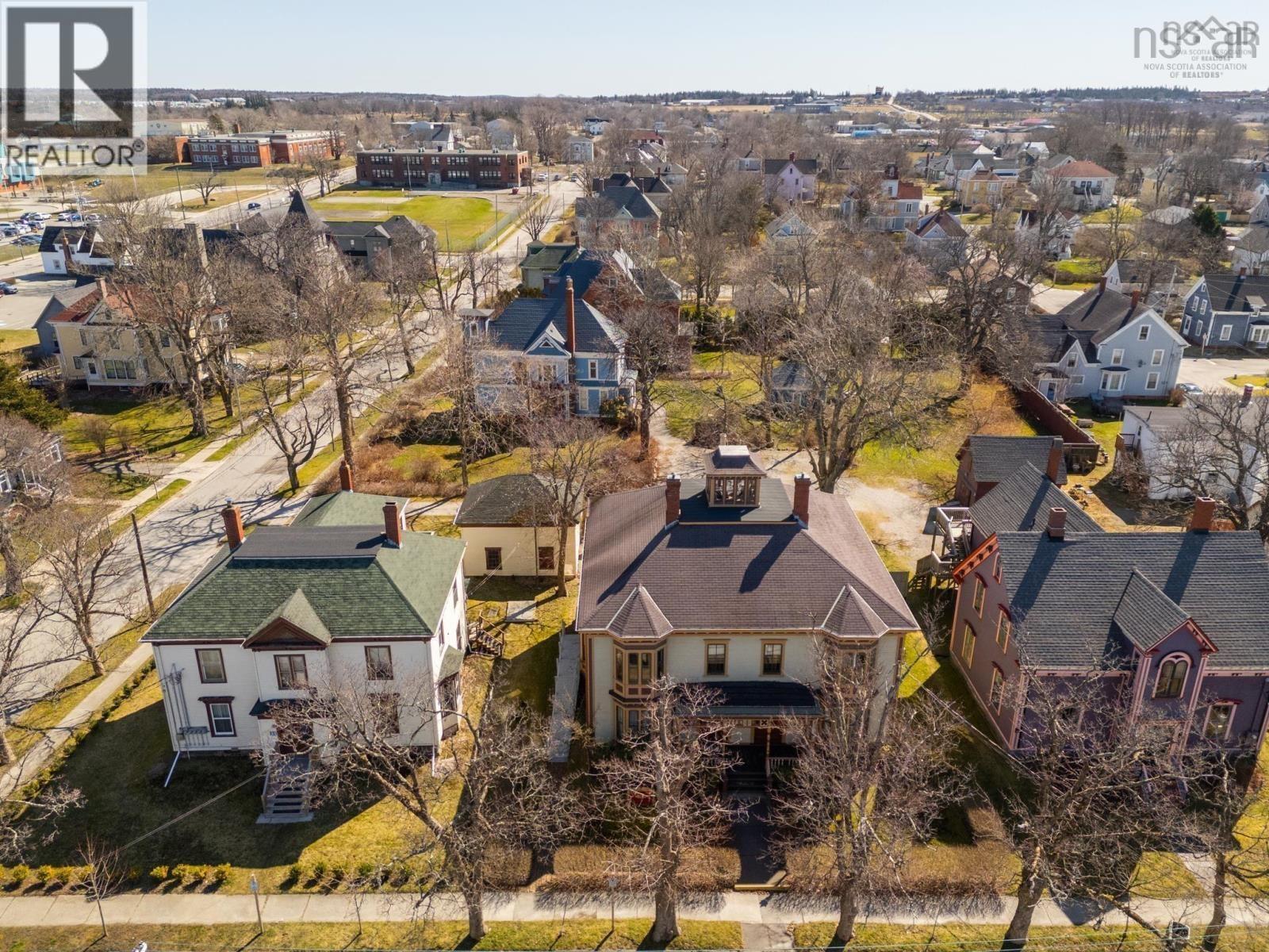 27 Willow Street, Yarmouth, Nova Scotia  B5A 1V2 - Photo 3 - 202417633