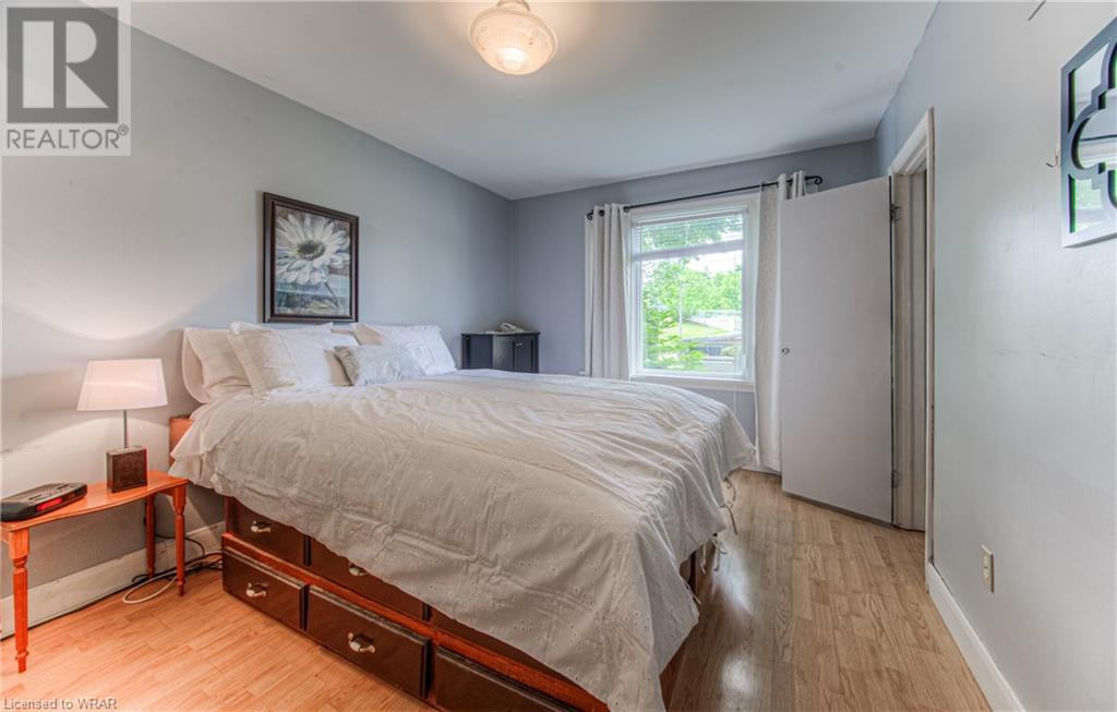 Image of property at 54 ROSLIN Avenue S