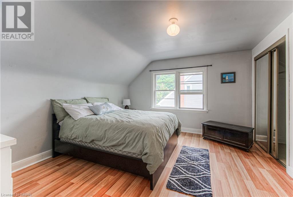 Image of property at 54 ROSLIN Avenue S