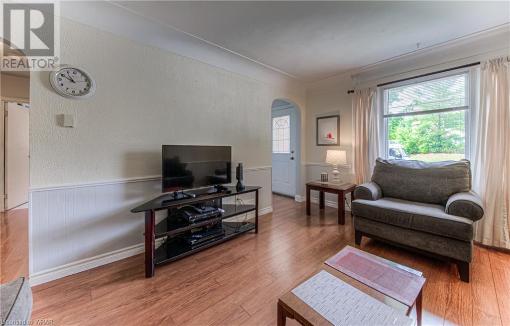 Image of property at 54 ROSLIN Avenue S