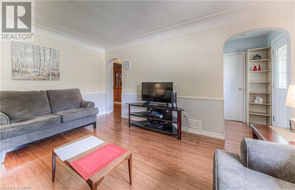 Image of property at 54 ROSLIN Avenue S