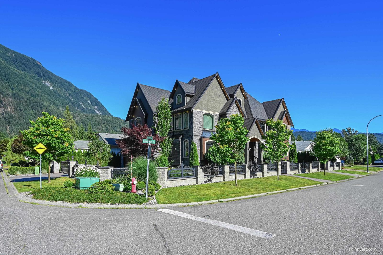 220 Balsam Avenue, Harrison Hot Springs, British Columbia  V0M 1X0 - Photo 1 - R2906533