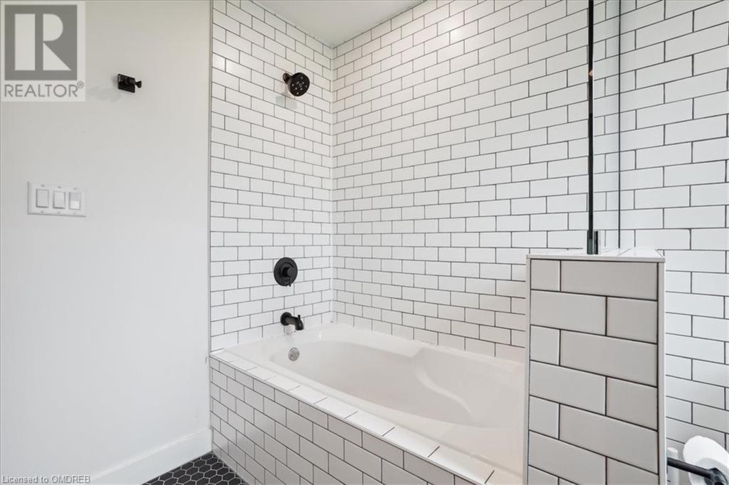 246 Graham Avenue S, Hamilton, Ontario  L8K 2M6 - Photo 24 - 40624486