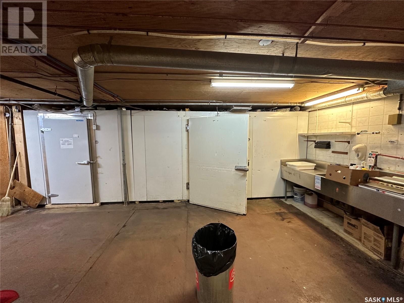 203 Main Street, Eston, Saskatchewan  S0L 1A0 - Photo 17 - SK977595